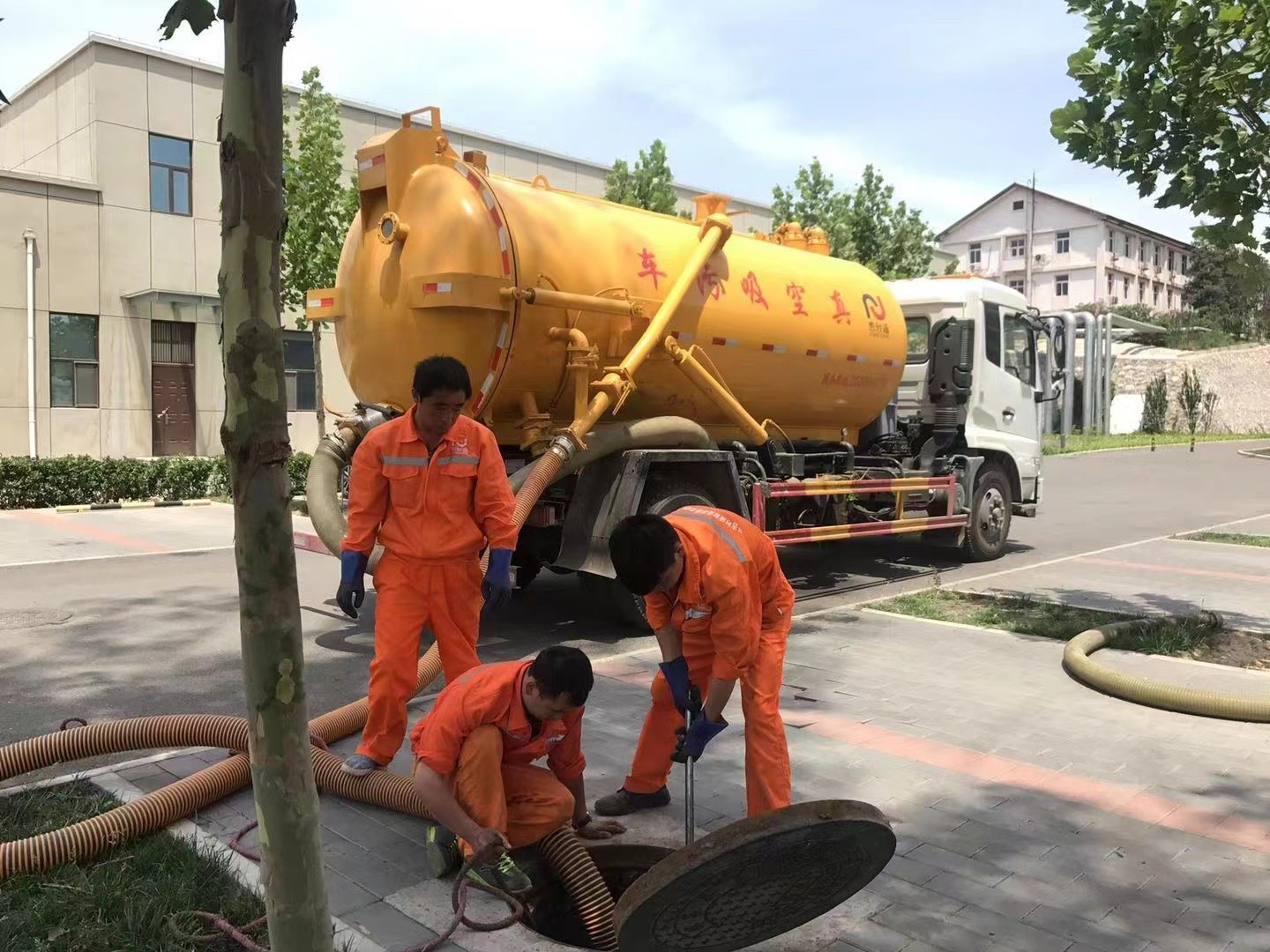 隆昌管道疏通车停在窨井附近