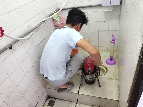 隆昌管道堵塞冒臭气 专业师傅现场解决问题