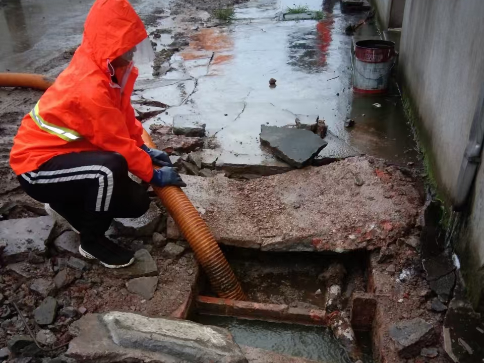 隆昌专业清理污水池 炜誉市政以规范流程守护城市 “肠道”