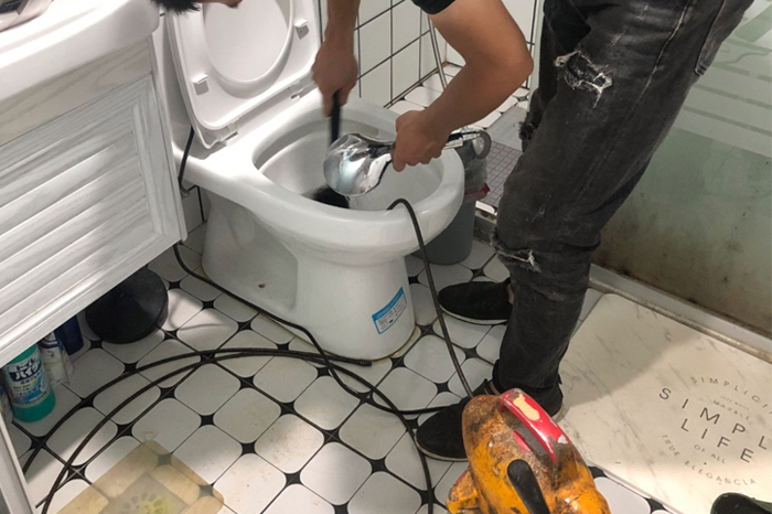 隆昌马桶堵塞自己疏通还是找师傅?专业上门服务让你省时更省心